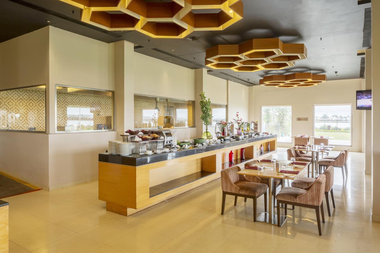 Hotel Naveen Lakeside Hubli Exteriér fotografie