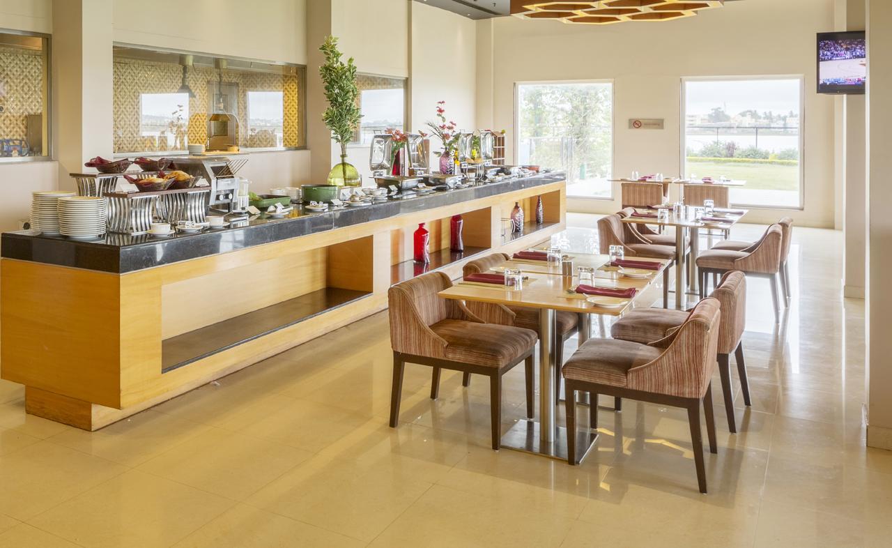Hotel Naveen Lakeside Hubli Exteriér fotografie