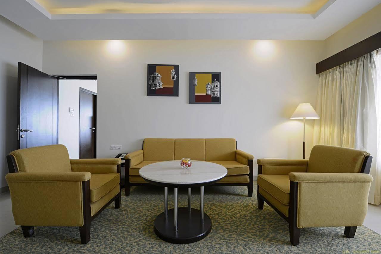 Hotel Naveen Lakeside Hubli Exteriér fotografie