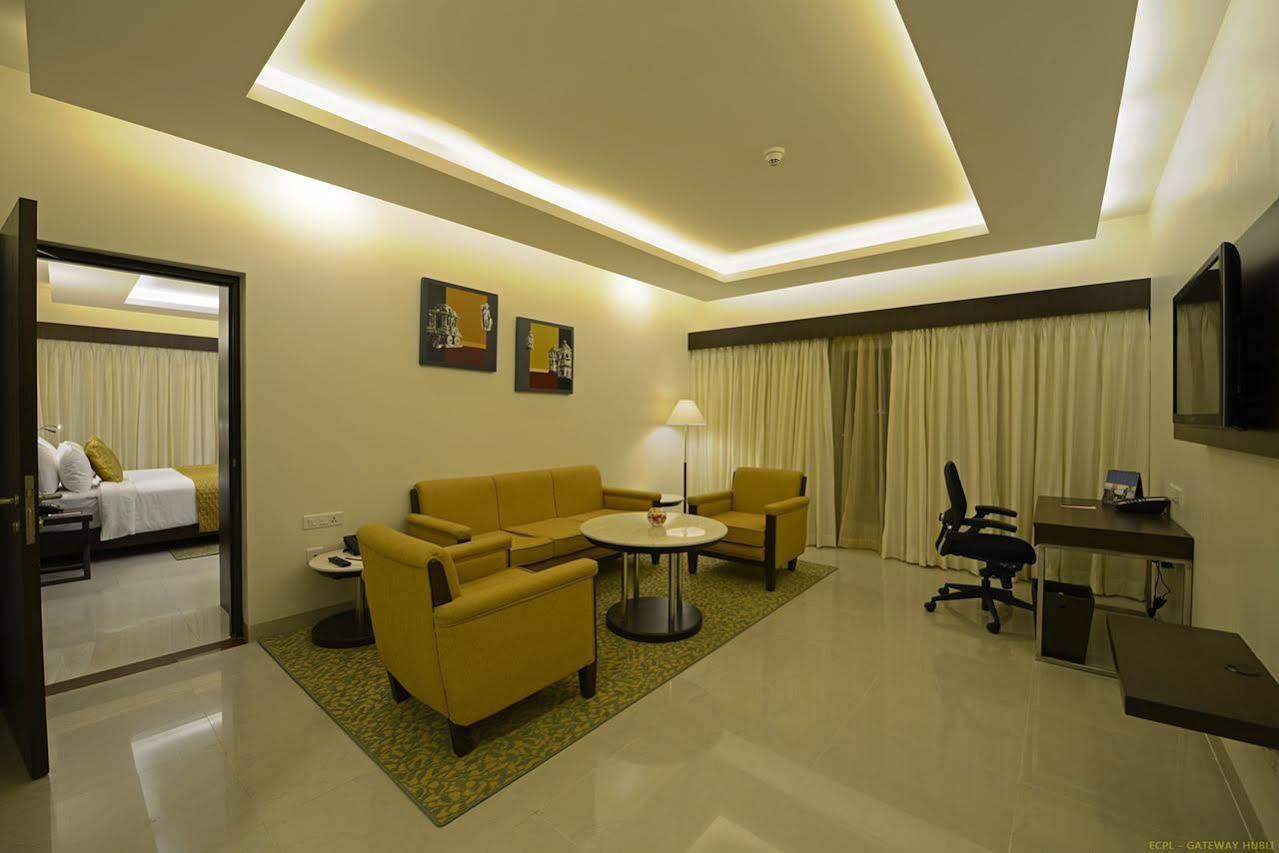 Hotel Naveen Lakeside Hubli Exteriér fotografie